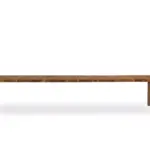 Moderner Avigo Esstisch von Rodam mit elegantem Design für stilvolle Wohnräume.