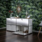 Abstrakte rubinrote und weiße geometrische Formen in moderner Kunstkomposition.