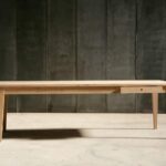 Rustikaler Bauernhaus-Tisch aus Massivholz im eleganten Herrenhaus-Stil für Esszimmer und Küche.