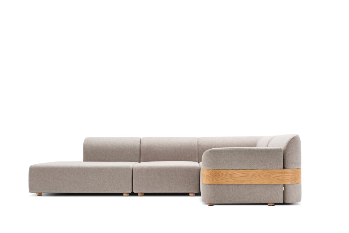 Graues Gazzda Hug Sofa mit Holzbeinen im skandinavischen Stil für moderne Wohnzimmer.