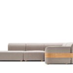 Graues Gazzda Hug Sofa mit Holzbeinen im skandinavischen Stil für moderne Wohnzimmer.