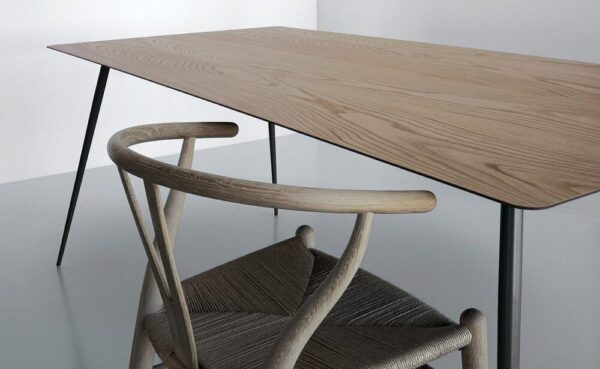 Spillo ausziehbarer Esstisch mit modernem Design für flexible Raumgestaltung.