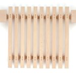 Modernes stapelbares Holzbett Tojo Lieg 7 aus nachhaltigem Material im minimalistischen Design.