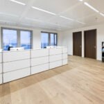 Moderne System180 Empfangstheke mit elegantem Design für professionellen Empfangsbereich.