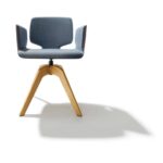 Moderner Aye Drehstuhl von Designer Jacob Strobel für Team 7 mit elegantem Drehgestell.