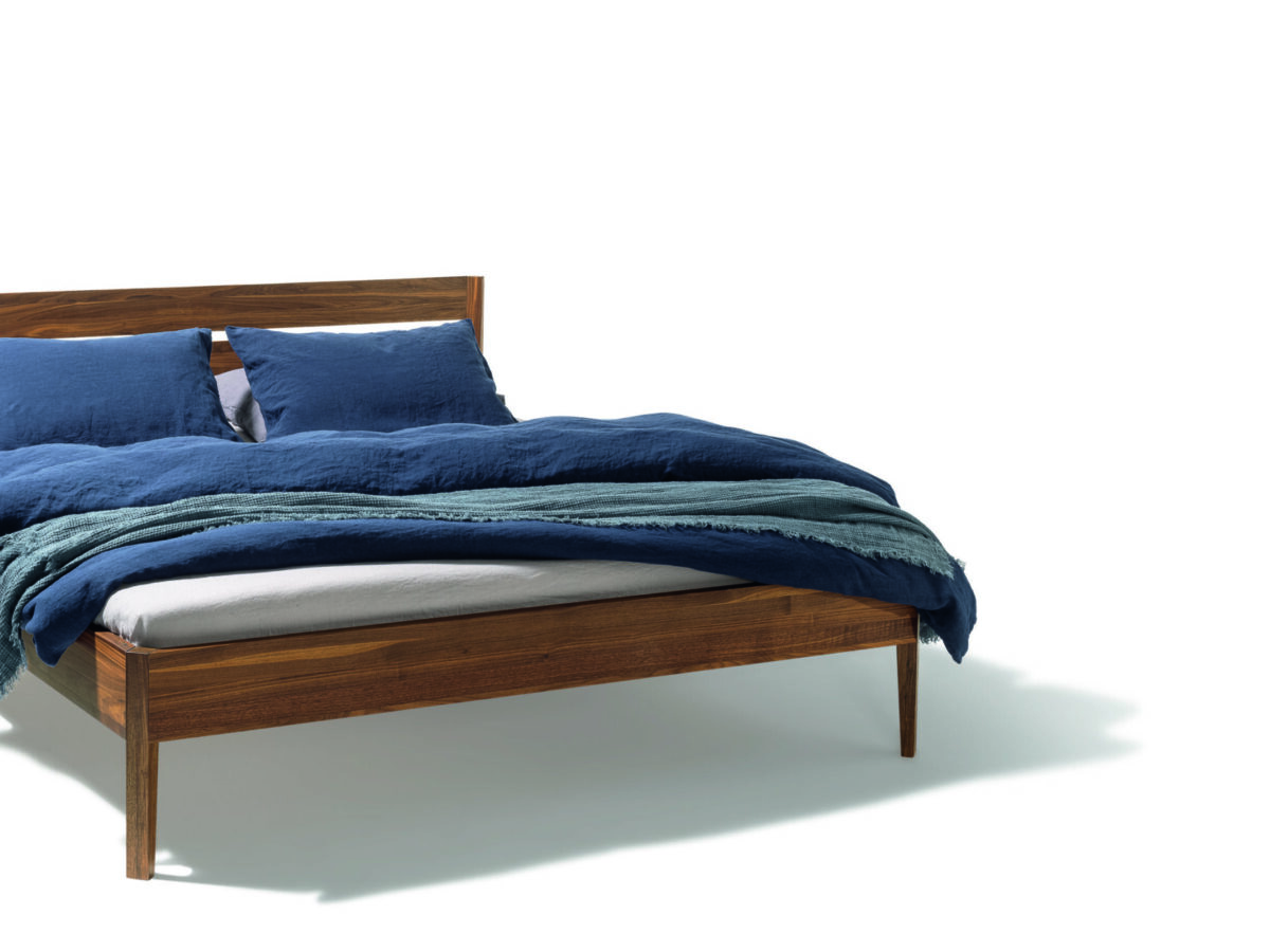 Modernes Team 7 Light Bett aus Naturholz für stilvolles Schlafzimmer.