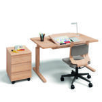 Höhenverstellbarer Kinder-Schreibtisch aus Massivholz von Team 7, Design: Stefan Radinger