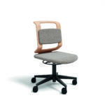 Ergonomischer Kinder-Schreibtischstuhl von Team 7, Design Jacob Strobel, höhenverstellbar aus nachhaltigem Holz.