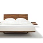 Modernes Riletto Massivholzbett von Team 7, entworfen von Designer Kai Stania.