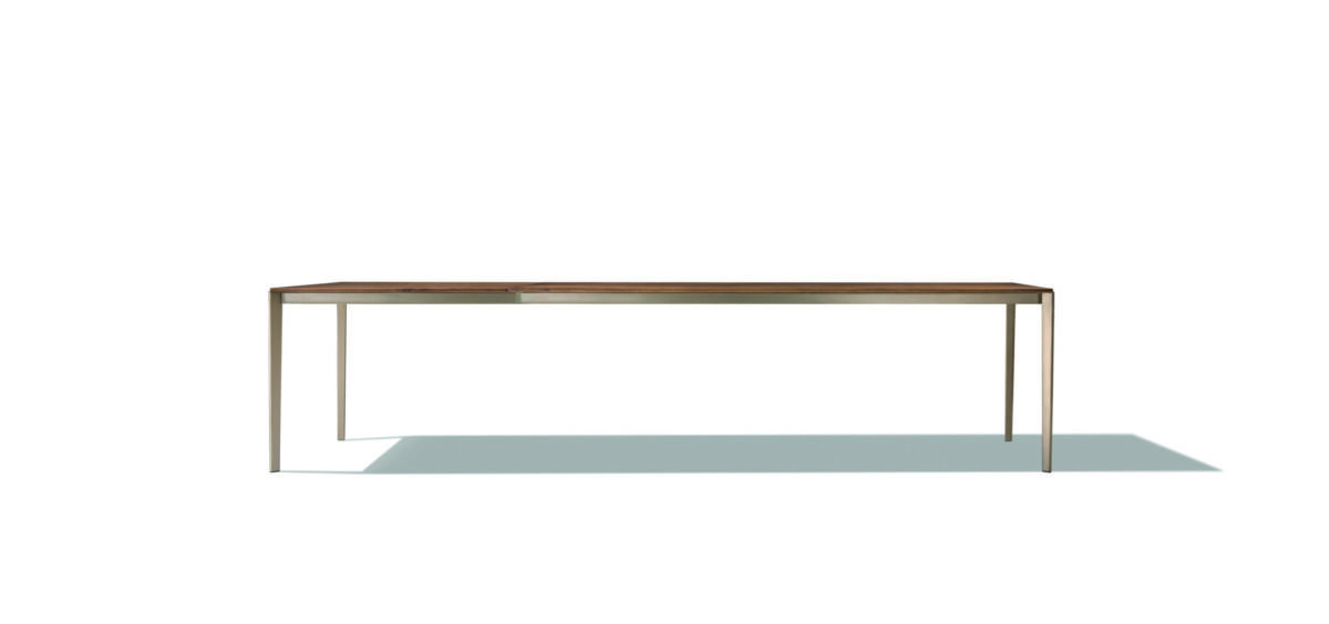 Moderner Team 7 tak Esstisch mit elegantem Holzfuß, Design von Jacob Strobel.