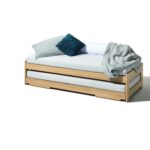 Elegante Tandemliege aus Massivholz von Team 7, entworfen von Designer Stefan Radinger.