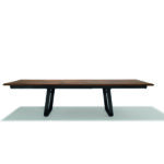 Moderner Team 7 Nox Esstisch aus Massivholz mit eleganter Tischplatte und filigranen Metallbeinen.