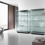 Elegante Glasvitrine Broadway von Tonelli Design für stilvolle Präsentation im modernen Wohnraum.