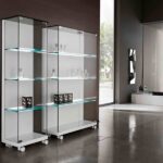 Elegante Medora Glasvitrine mit transparenten Regalen von Tonelli Design für stilvolle Präsentation.