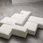 Modernes T-Pad Designer-Sofa von Twils mit eleganter Polsterung und zeitlosem Design.