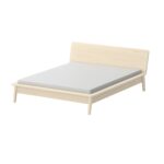 Modernes Aetas Bett von Vitamin Design aus massivem Holz für stilvolle Schlafzimmer.