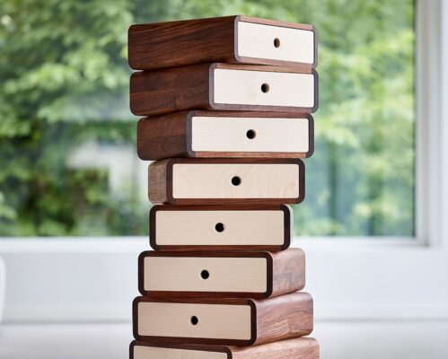 Weißer Schubladenturm mit zehn Schubladen für optimale Büroorganisation und Dokumentenaufbewahrung.