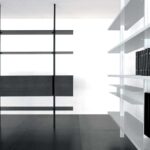 Weißes modulares Wandregal mit fünf Ebenen und verstellbaren Fächern für flexible Aufbewahrung.