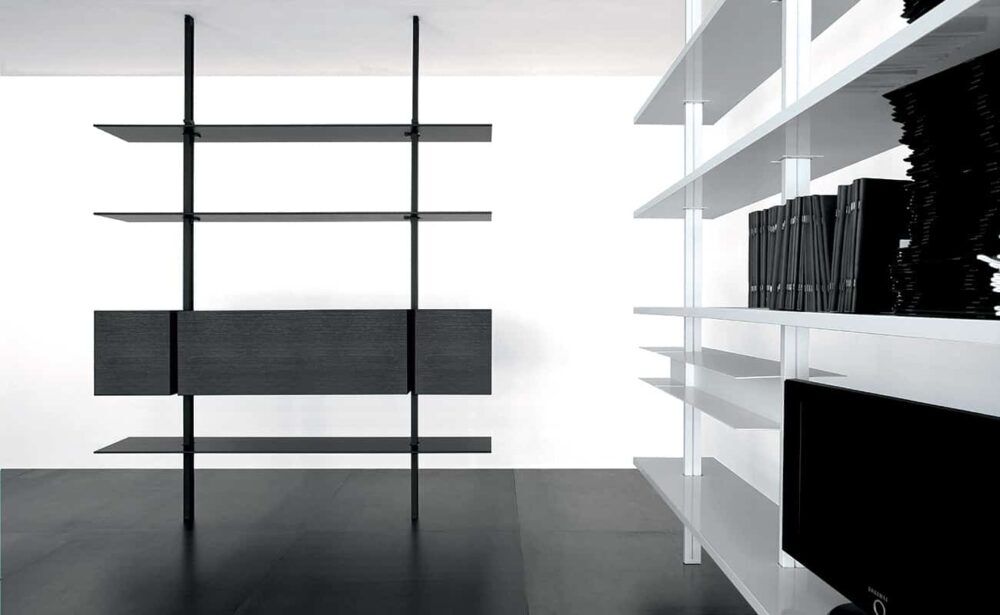 Weißes modulares Wandregal mit fünf Ebenen und verstellbaren Fächern für flexible Aufbewahrung.