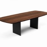 Moderner Esstisch Aliano aus Massivholz mit eleganten Metallbeinen von Willisau.