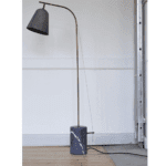 Elegante schwarze NORR11 One Stehleuchte mit schlankem Design für moderne Wohnräume.