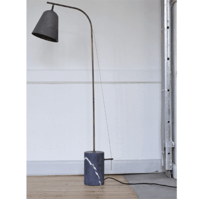 Elegante schwarze NORR11 One Stehleuchte mit schlankem Design für moderne Wohnräume.