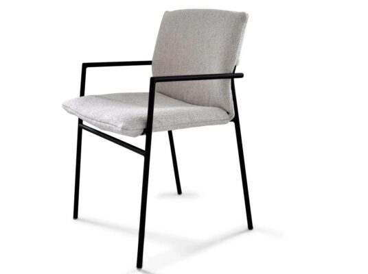 Eleganter Montis Ives Loungesessel mit hochwertiger Polsterung und zeitlosem Design.