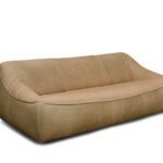 Elegantes Montis Ringo Sofa mit geschwungenen Linien für stilvolle Wohnzimmer.