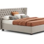 Elegantes Caravaggio Bett von LeComfort mit gepolstertem Kopfteil, italienisches Designmöbel für moderne Schlafzimmer.