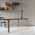 Moderne Kunstskulptur Jeux auf elegantem Tisch Touche als stilvolles Designobjekt.