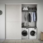 Moderner Hauswirtschaftsraum mit praktischen Schränken und Arbeitsflächen von Novamobili.