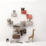 Modernes String Regal mit bunten Boxen und Spielzeug im skandinavischen Kinderzimmer