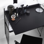 Modernes String Regalsystem mit Schreibtisch und Aufbewahrung für das Kinderzimmer.