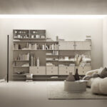 Modernes String Furniture Regal mit Büchern und Deko-Objekten im stilvollen Wohnzimmer.