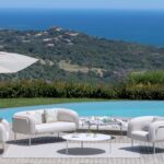 Elegante Alamari Sitzgruppe mit modernen Gartenmöbeln für stilvolle Außenbereiche von Vermobil.