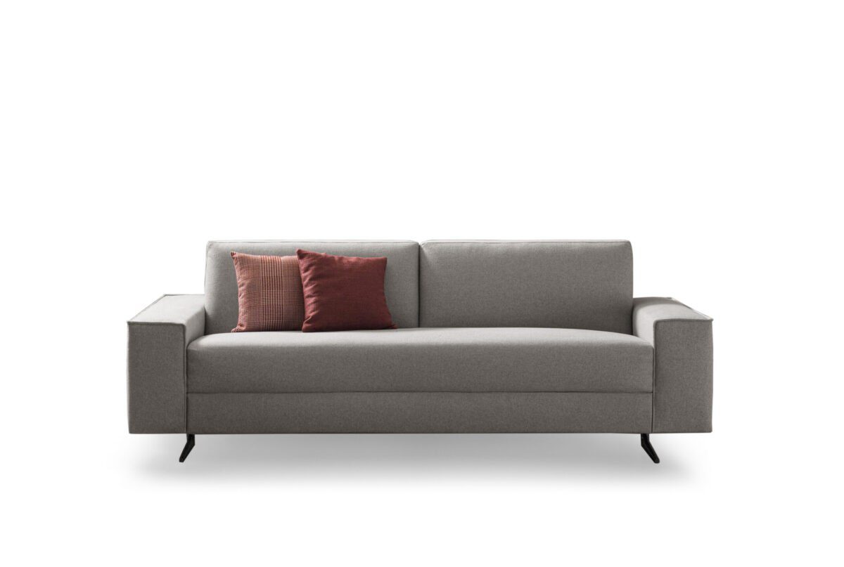 Die majestätische Superyacht Dilbar erstrahlt nachts im ruhigen Mittelmeer.