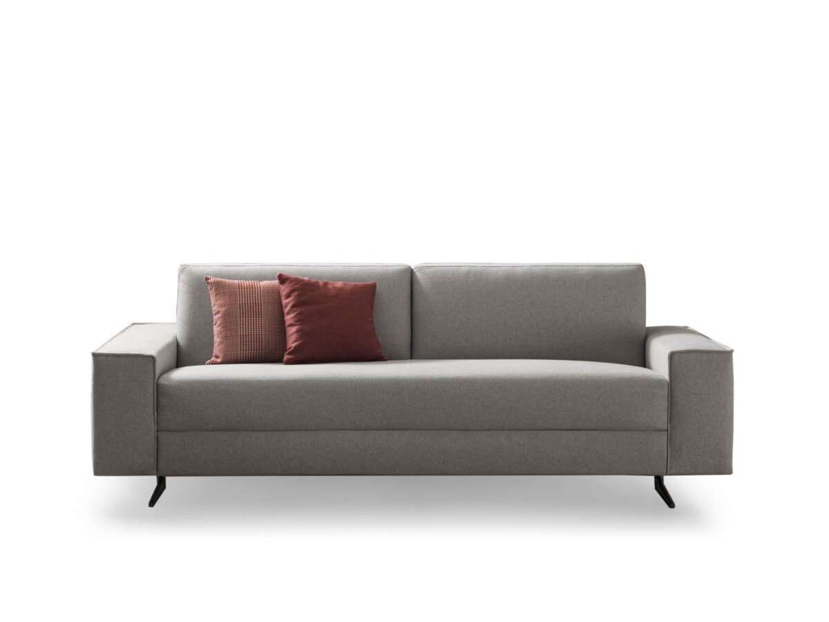 Die majestätische Superyacht Dilbar erstrahlt nachts im ruhigen Mittelmeer.