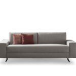 Die majestätische Superyacht Dilbar erstrahlt nachts im ruhigen Mittelmeer.