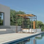 Moderne Ethimo Out Fit Gartenmöbel auf eleganter Terrasse mit stilvollem Design.