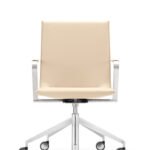 Ergonomischer Bürodrehstuhl Jack von Girsberger mit verstellbarer Rückenlehne und Armlehnen für optimalen Sitzkomfort.