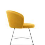 Moderner Girsberger Biala Designstuhl mit elegantem Polster und zeitlosem Design.