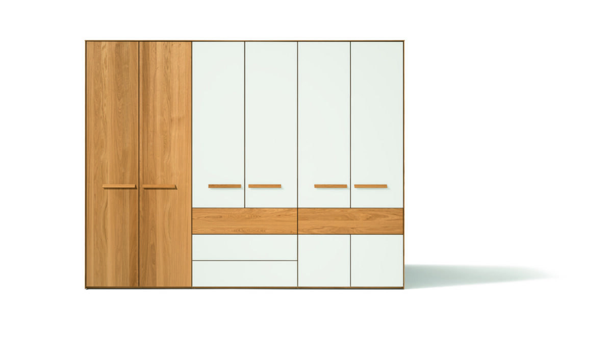 Moderne Drehtürenschränke aus Massivholz von Team 7, entworfen von Designer Sebastian Desch.