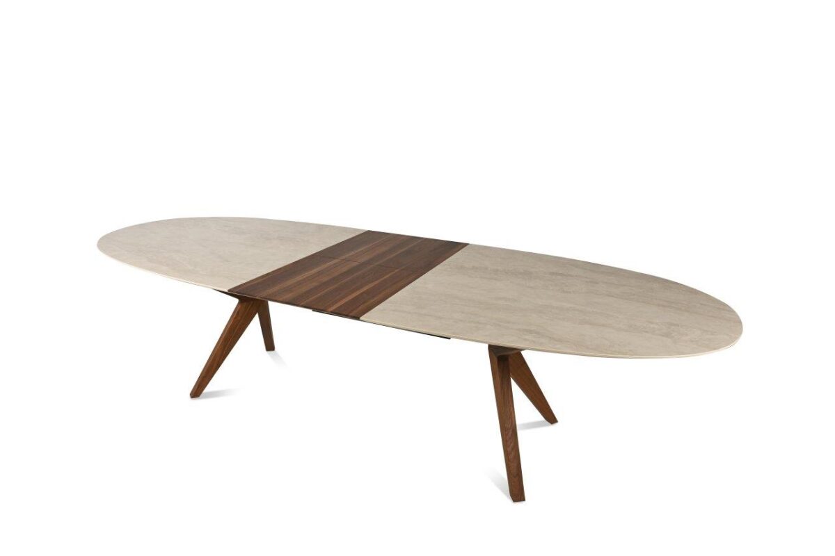 Moderner Capri Esstisch aus Holz von Willisau mit eleganter Platte und stabilen Beinen.