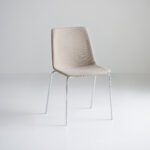 Moderner Gaber Akami Stuhl mit elegantem Design für stilvolle Wohn- und Essräume.