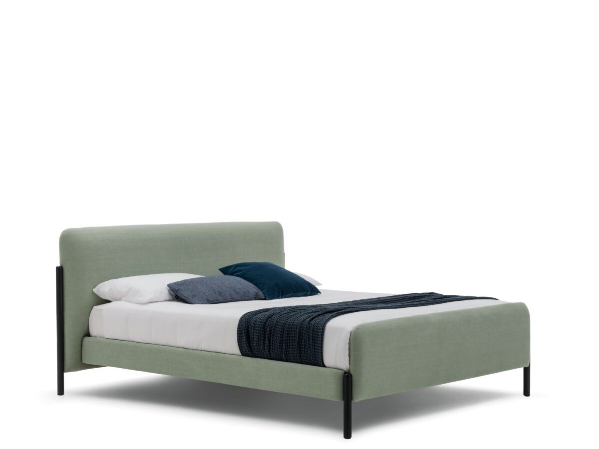 Modernes Bolzan Flag Bett mit gepolstertem Kopfteil in elegantem Design für stilvolle Schlafzimmer.