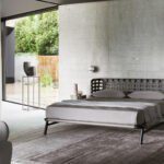 Elegantes Eduardo Designerbett von Meridiani mit gepolstertem Kopfteil und modernem Rahmen.