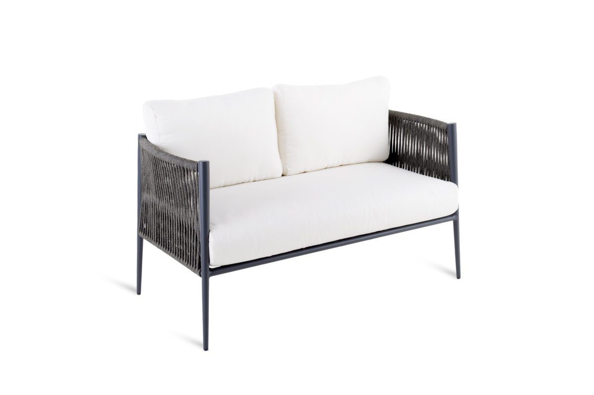 Elegante Unopiù Luce Gartenmöbel aus Holz mit bequemen Kissen für stilvolle Außenbereiche.