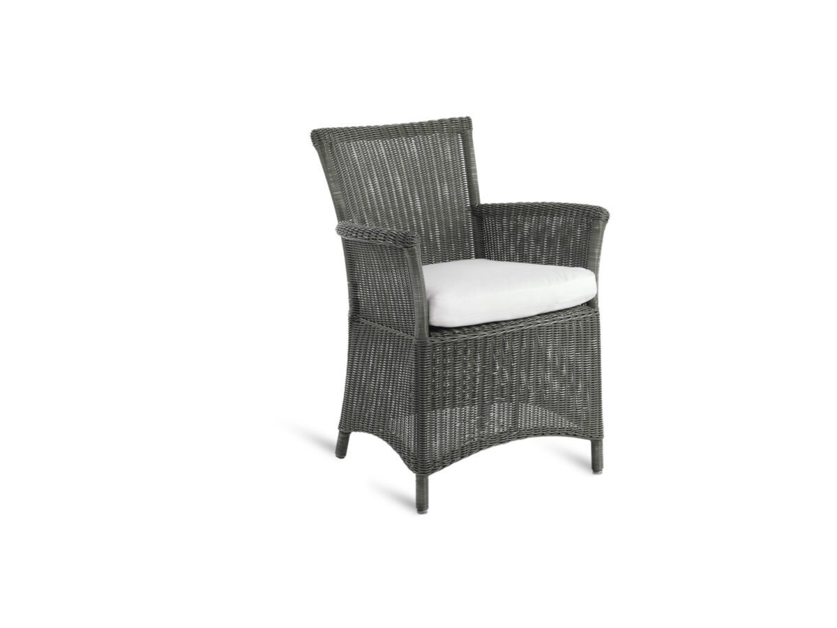 Eleganter Unopiù Capri Gartensessel mit hellem Geflecht und weichen Polstern für stilvolle Außenbereiche.