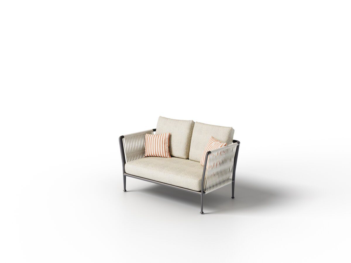 Modernes Unopiù Treble Outdoor-Sofa mit elegantem Design für Terrasse und Garten.