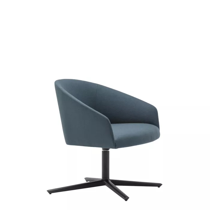 Moderner Brandy Loungesessel von Andreu World mit elegantem Design und hochwertiger Polsterung.